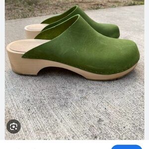 ISO - do not buy - Bryr size 8 clogs in Fern!!